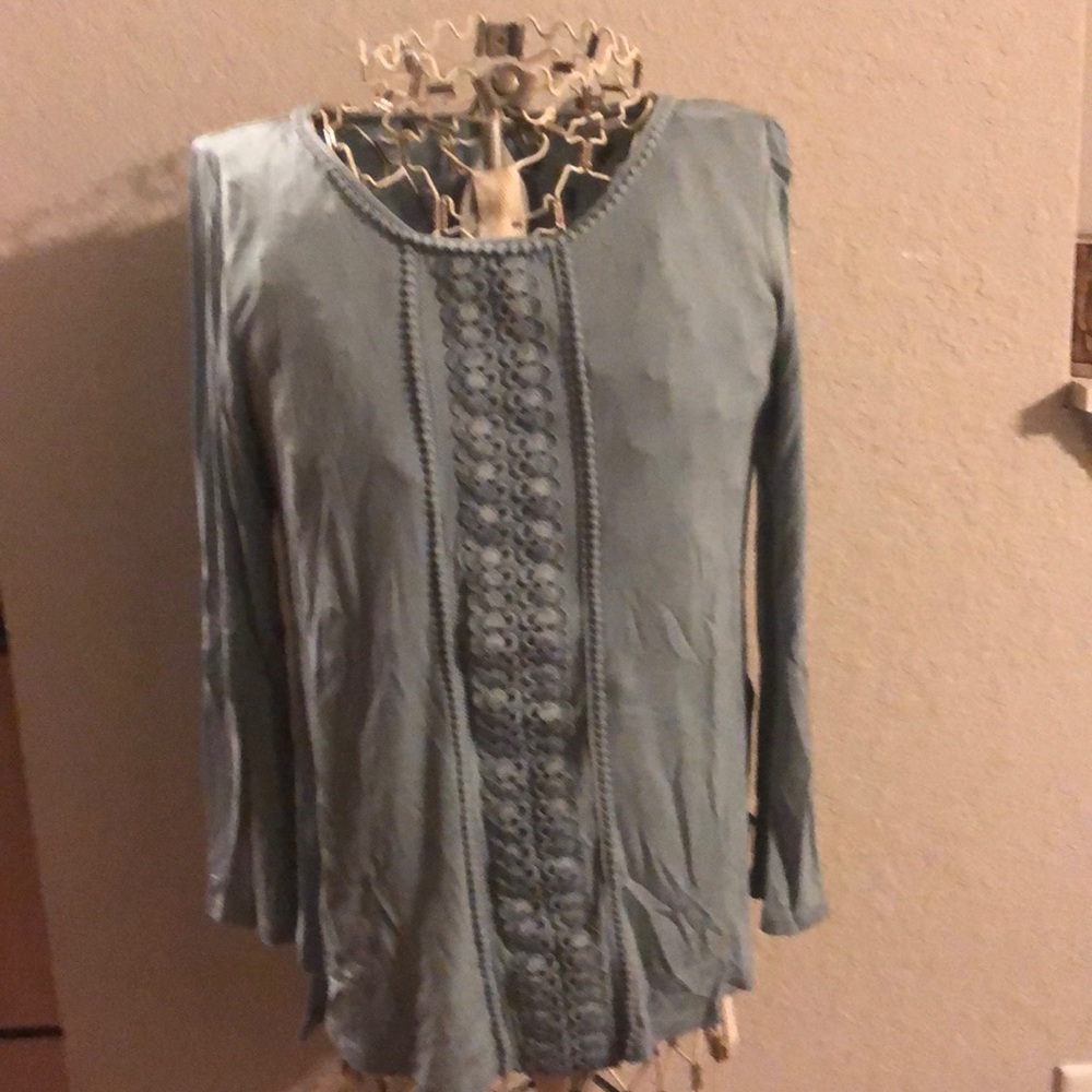 🌷NWOT H&M long sleeve top with great details🌷